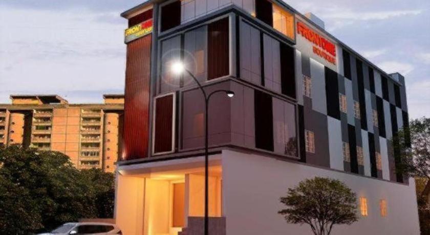 Hotel Front One Boutique Pusponjolo Semarang