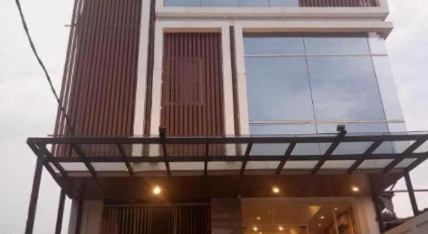 Front One Boutique Pusponjolo 2* Semarang